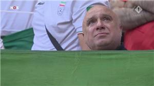 مشجع إيراني يبكي أثناء عزف النشيد،وهذا ما زاد بكاءه