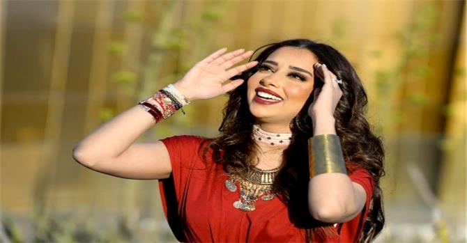 فنانة يمنية تُثير ضجة صاخبة بعد ظهورها ترقص وسط 