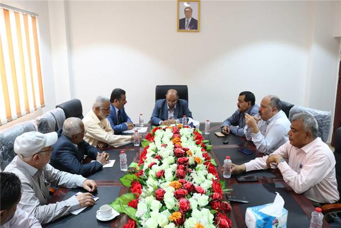الحكومة اليمنية تؤكد حرصها على حل كافة الإشكاليات التي تواجه وزارة الكهرباء