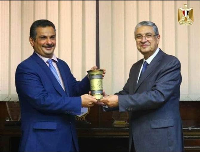 سخرية واسعة من تكريم وزير الكهرباء اليمني من قبل وزارة الطاقة المصرية