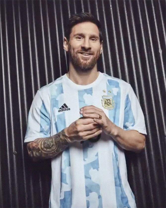 ميسي يكشف عن قميص المنتخب الأرجنتيني الجديد في كوبا أمريكا