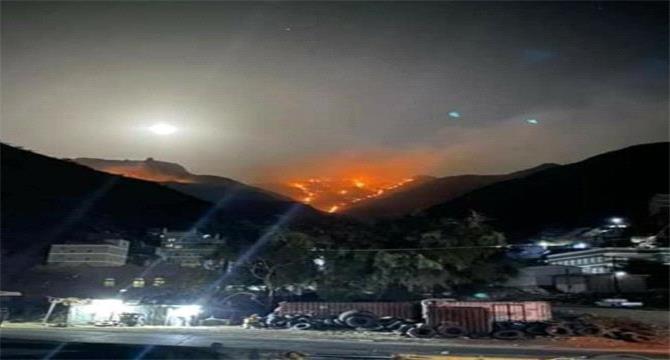 شاهد.. حريق هائل في جبال يافع يسبب الرعب للمواطنين