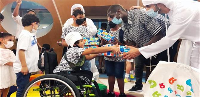  الفرنسي بول بوغبا يزور الأطفال في مستشفى الجليلة التخصصي في الإمارات
