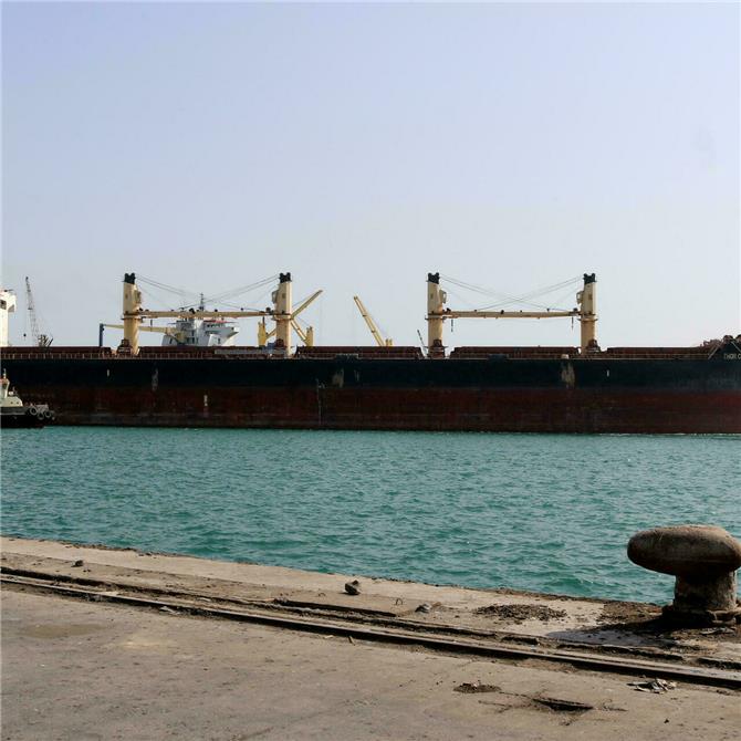 اليمن تدين عملية القرصنة لسفينة الشحن الاماراتية