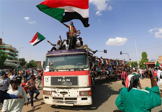 غموض يكتنف المشهد السوداني بعد استقالة حمدوك