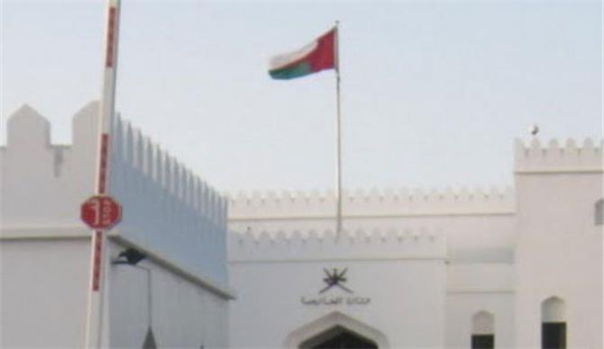 عمان تؤيد موقف الإمارات لحماية استقرارها