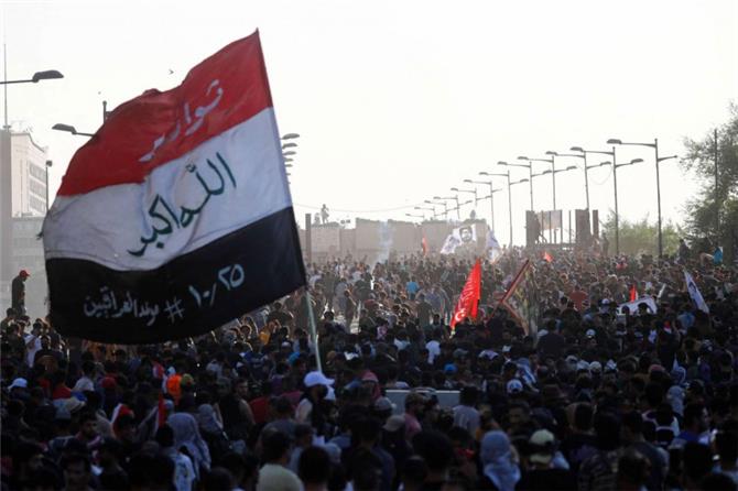 العراقيون يتظاهرون بكثافة لإحياء الذكرى الثالثة لانتفاضتهم