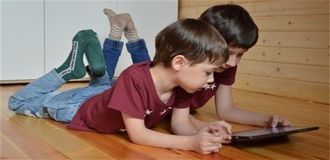 وقت الشاشة يقلل مهارات الطفل اللغوية