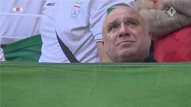 مشجع إيراني يبكي أثناء عزف النشيد،وهذا ما زاد بكاءه