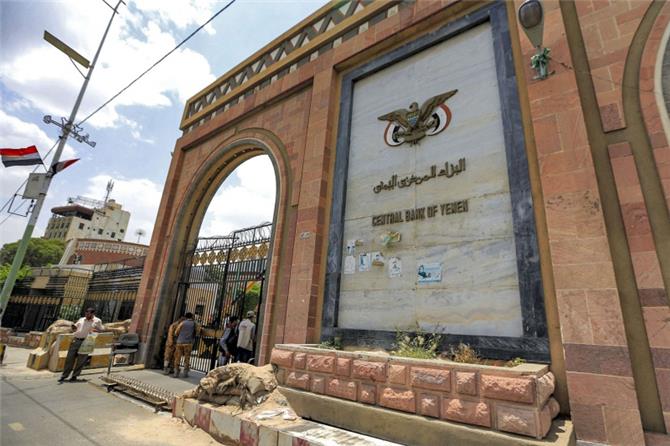 قانون حوثي لمنع التعاملات الربوية يضرب النظام المصرفي في اليمن