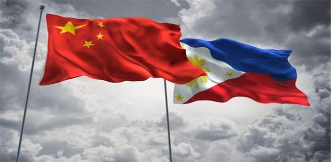 الفلبين والصين يبحثان معالجة القضايا البحرية سلميًا