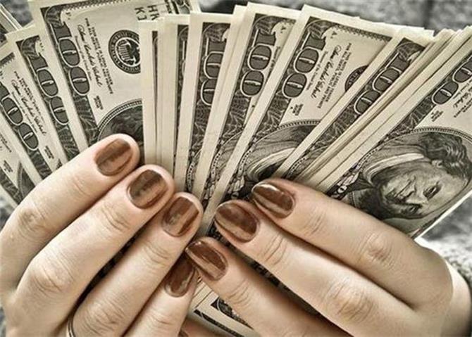 دراسة جديدة: إغراق النساء بالأموال يقلل من خطر وفاتهنّ