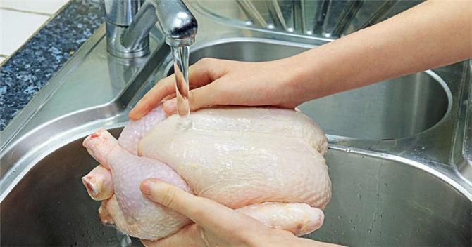 حقيقة غسل الدجاج بحسب هيئة الغذاء والدواء