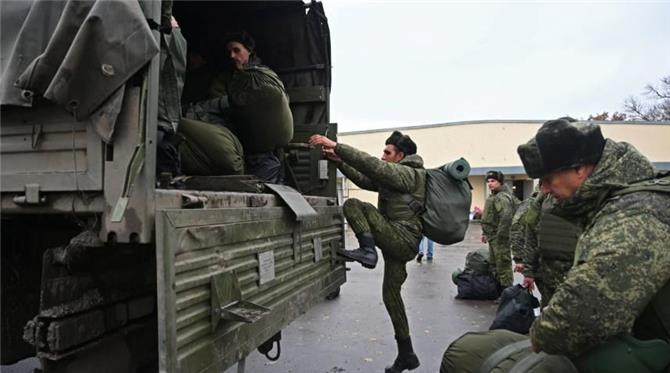 تقرير: موسكو تدفع مبالغ نقدية لزوجات الجنود مقابل عدم الاحتجاج