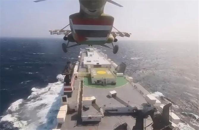الحوثيون يستهدفون سفينة بريطانية في خليج عدن بصواريخ بحرية