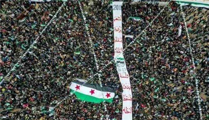 سوريون في إدلب يحيون ذكرى مرور 13 عاماً على انتفاضتهم