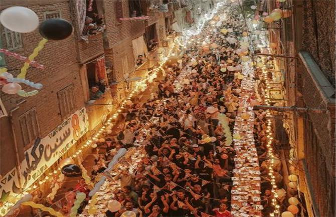 آلاف المصريين في أكبر مائدة إفطار رمضان بالوطن العربي