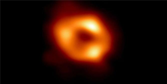 اكتشاف جديد في علم الفلك... مجالات مغناطيسية تحيط بالثقب الأسود الهائل في مجرة درب التبانة