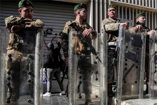الأزمة المعيشية تدفع الجنود اللبنانيين إلى العمل في وظائف إضافية