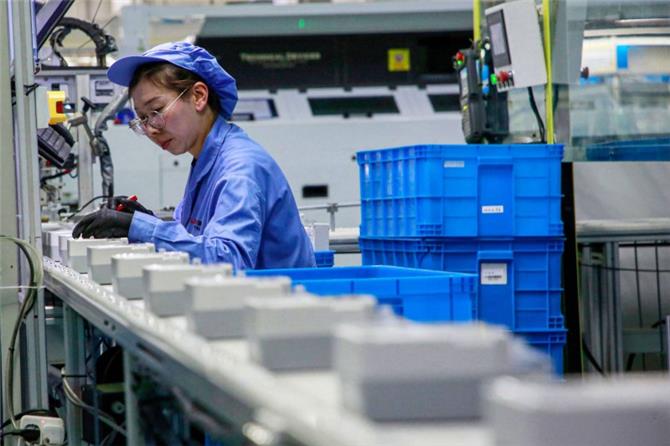 مصانع الصين تعاش عن الخمول لكن طريق انتعاش النمو طويل