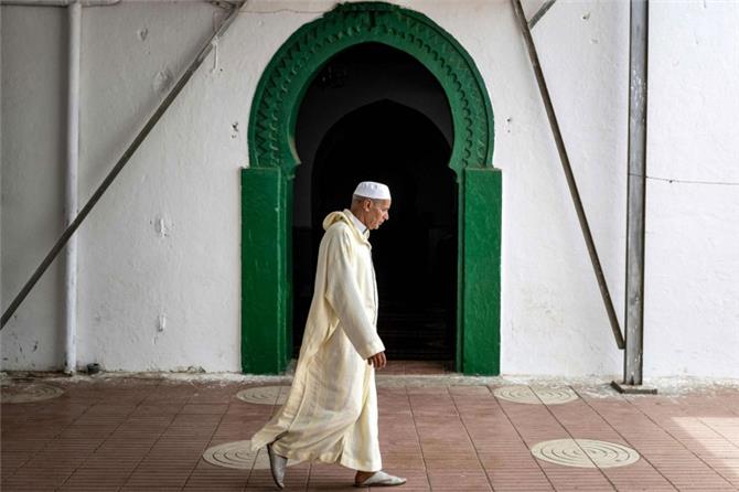 مسجد البيعة بالداخلة معلم ديني في خدمة التأطير الروحي للمغاربة