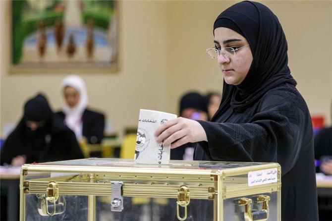 الكويتيون يصوتون في أول انتخابات في عهد الأمير الجديد