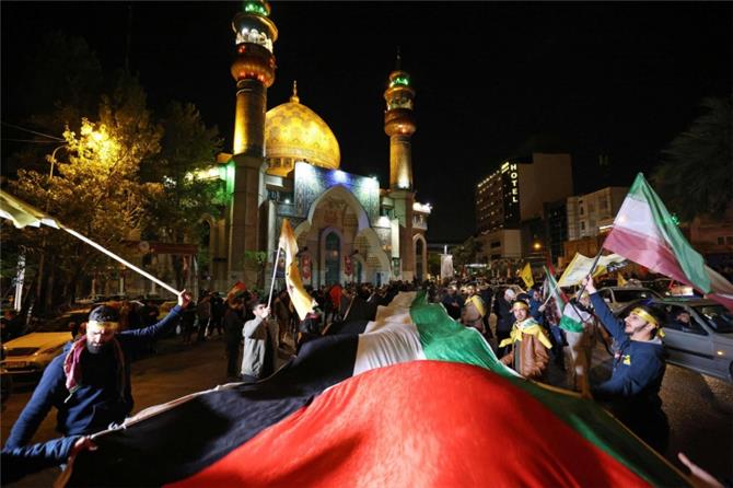 إيران تحذر إسرائيل من خطوة متهورة وسط احتفالات في البرلمان والشوارع
