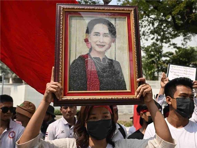 نقل الزعيمة البورمية أونغ سان سو تشي من السجن إلى الاقامة الجبرية