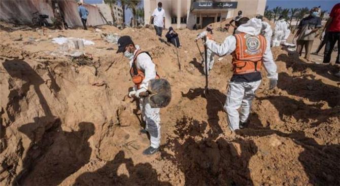 مجزرة حقيقية.. جثث مكدسة من المقبرة الجماعية بمستشفى ناصر