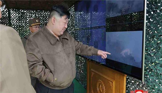 الزعيم الكوري الشمالي يشرف على مناورة تحاكي 