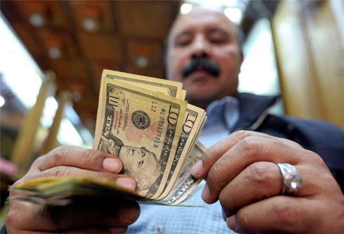 تدفق الدولارات يختبر التزام مصر بإنهاء الاقتراض من بنكها المركزي