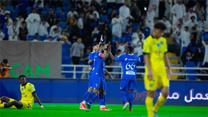 الهلال يضرب التعاون بثلاثية ويلامس لقب الدوري السعودي