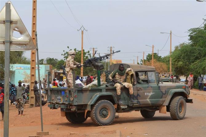 هدنة بين داعش والقاعدة تهدد حكم العسكريين في مالي