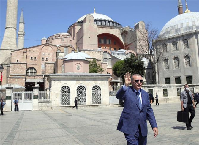حسابات سياسية وراء تحويل الكنائس إلى مساجد في تركيا