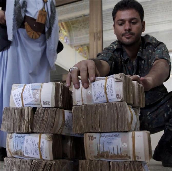 معضلة مالية بتبعات سياسية تواجه الحكومة اليمنية